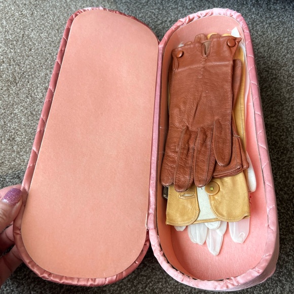 Vintage Gloves (4 prs) in Pink Quilted Long Glove Storage Box 40’s-50’s - Picture 12 of 13